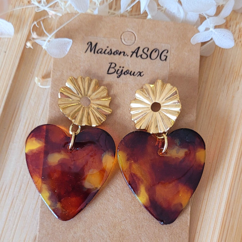Boucles d'oreille clou pastille striée ajourée dorée et pampille Coeur tortoise marron caramel orangé