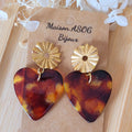 Boucles d'oreille clou pastille striée ajourée dorée et pampille Coeur tortoise marron caramel orangé