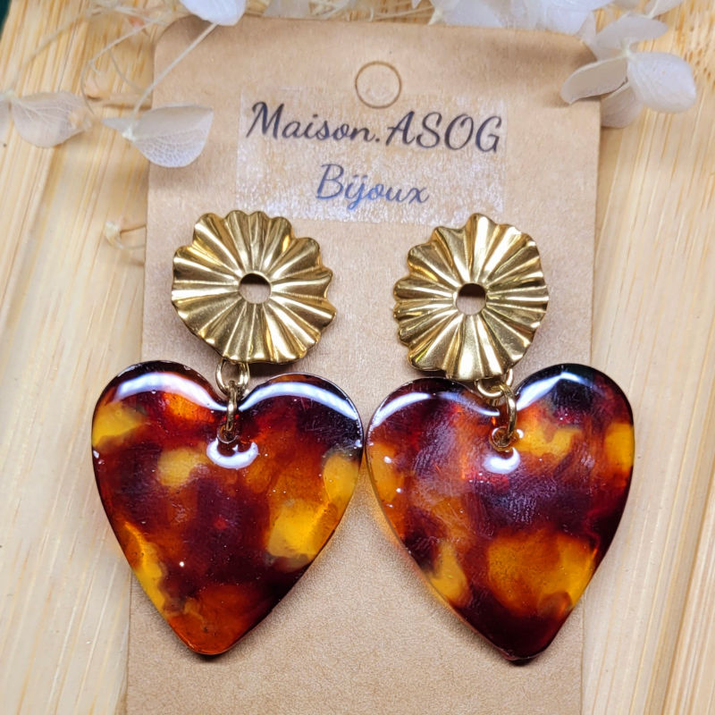 Boucles d'oreille clou pastille striée ajourée dorée et pampille Coeur tortoise marron caramel orangé