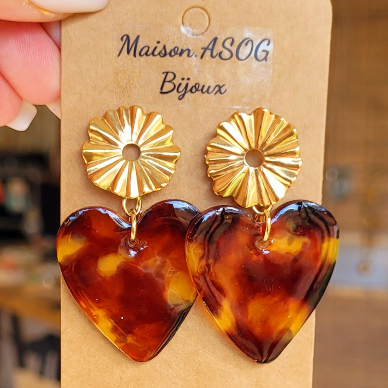 Boucles d'oreille clou pastille striée ajourée dorée et pampille Coeur tortoise marron caramel orangé