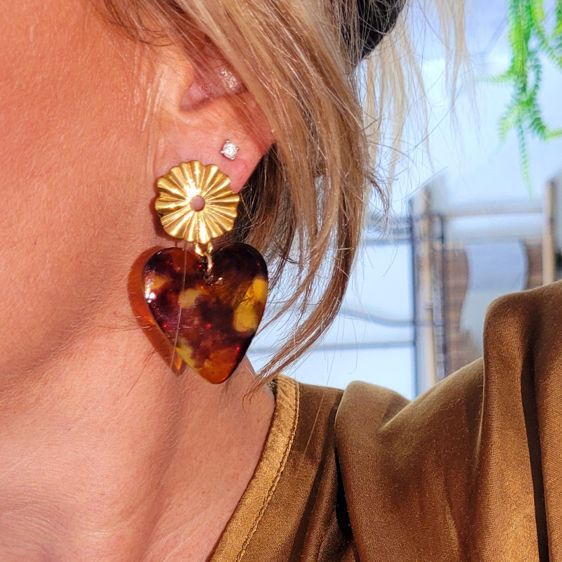 Boucles d'oreille clou pastille striée ajourée dorée et pampille Coeur tortoise marron caramel orangé