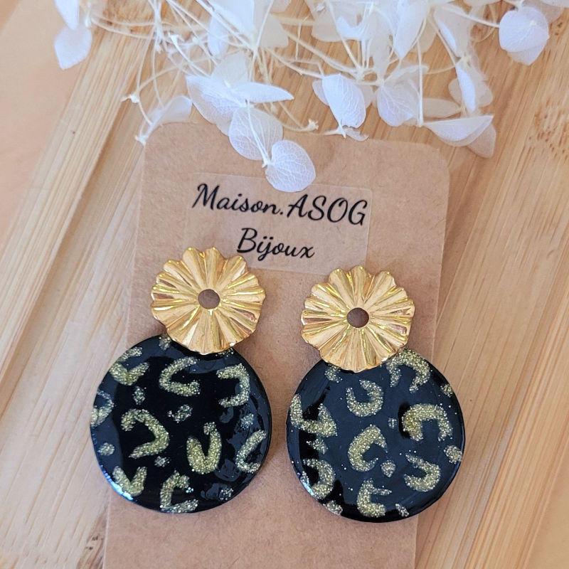 Boucles d'oreille clou pastille striée ajourée dorée et pampille Romy léopard noir et doré
