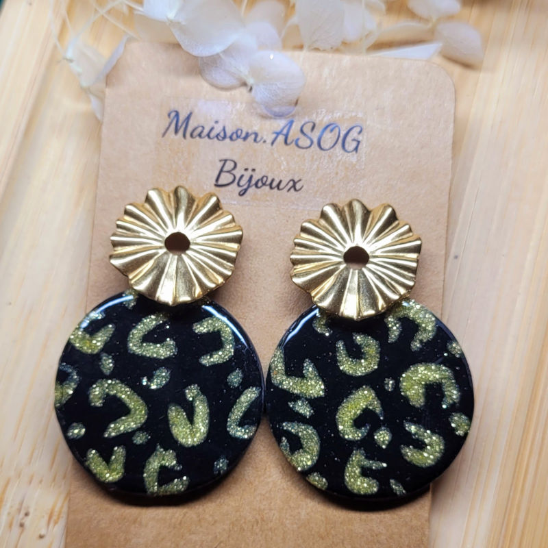Boucles d'oreille clou pastille striée ajourée dorée et pampille Romy léopard noir et doré