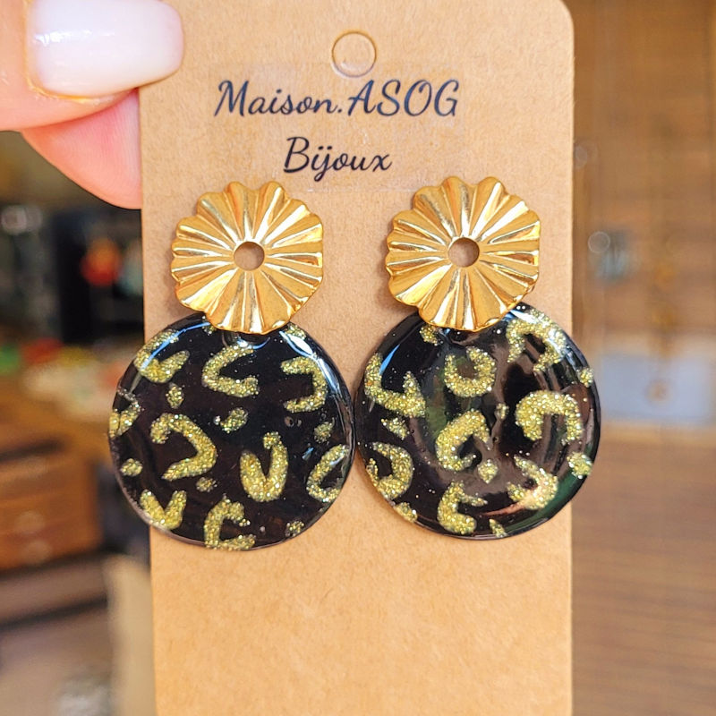 Boucles d'oreille clou pastille striée ajourée dorée et pampille Romy léopard noir et doré