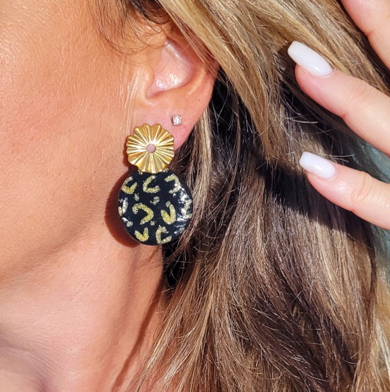 Boucles d'oreille clou pastille striée ajourée dorée et pampille Romy léopard noir et doré