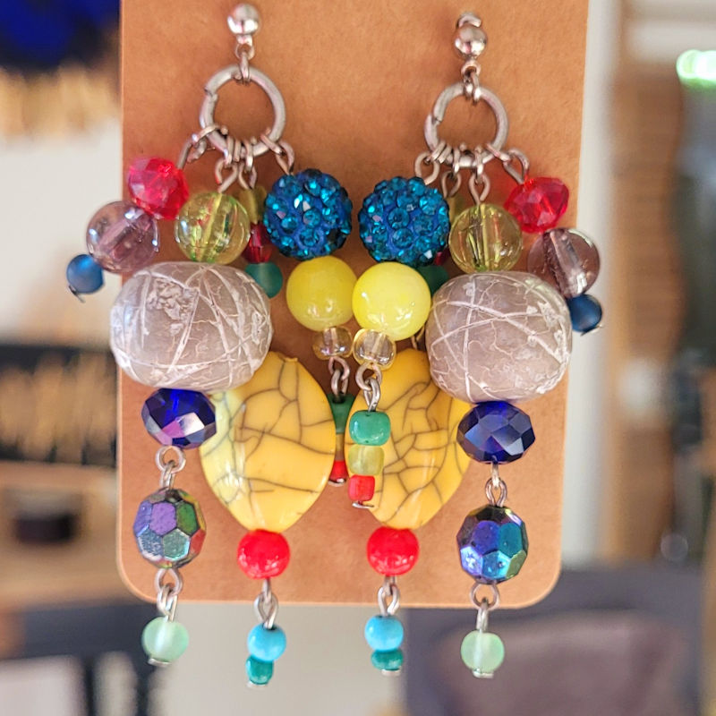 Boucles d'oreilles clou argenté et cascade de perles multicolore