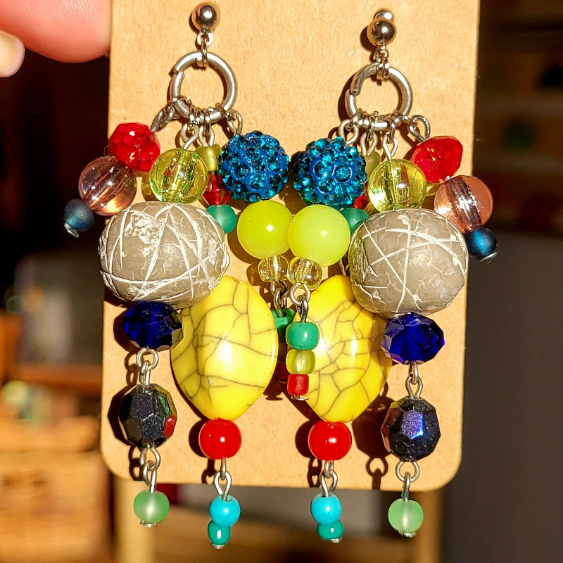 Boucles d'oreilles clou argenté et cascade de perles multicolore