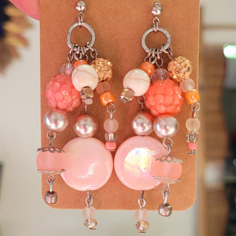 Boucles d'oreilles clou argenté et cascade de perles rose saumon blanc taupe