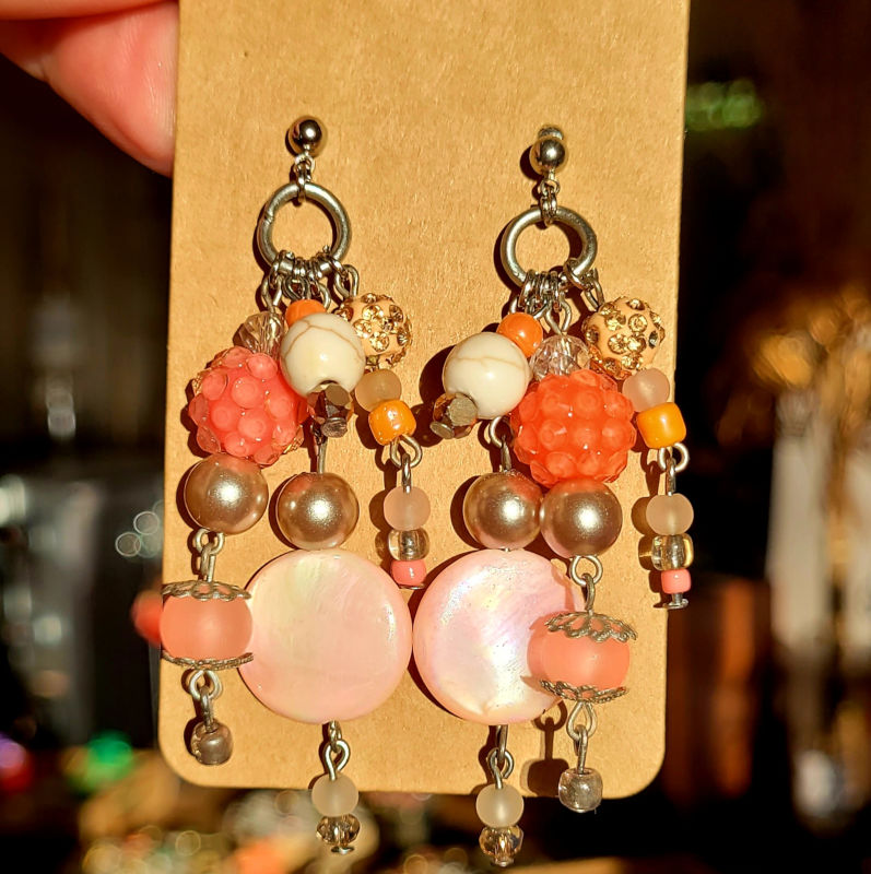Boucles d'oreilles clou argenté et cascade de perles rose saumon blanc taupe
