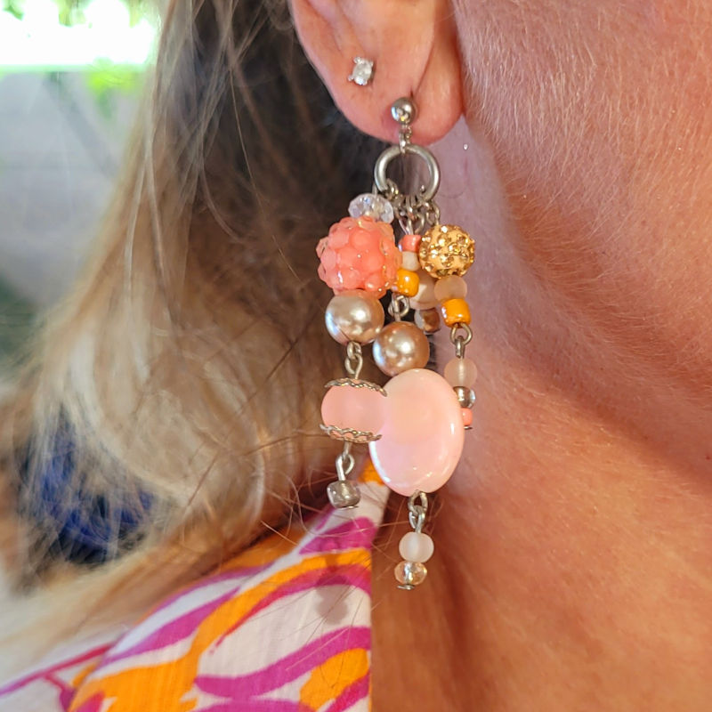 Boucles d'oreilles clou argenté et cascade de perles rose saumon blanc taupe