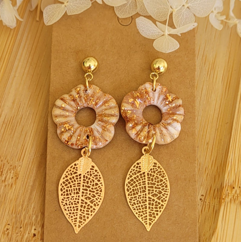 Boucles d'oreilles clou boule doré pampille fleur striée beige rosé cuivré et feuille acier rosé cuivré