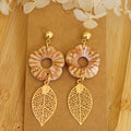 Boucles d'oreilles clou boule doré pampille fleur striée beige rosé cuivré et feuille acier rosé cuivré