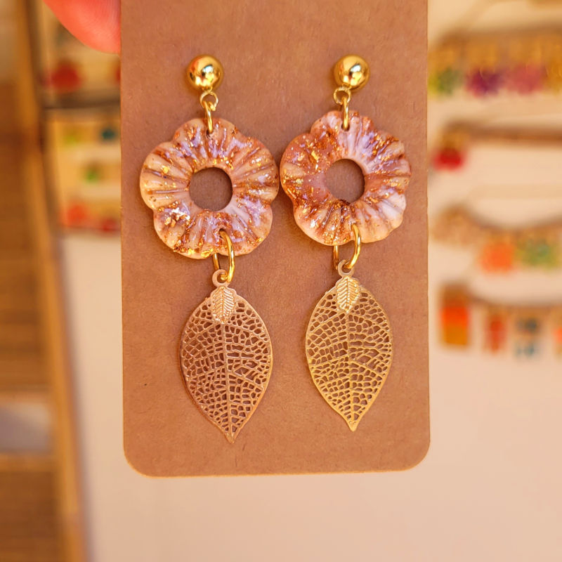 Boucles d'oreilles clou boule doré pampille fleur striée beige rosé cuivré et feuille acier rosé cuivré
