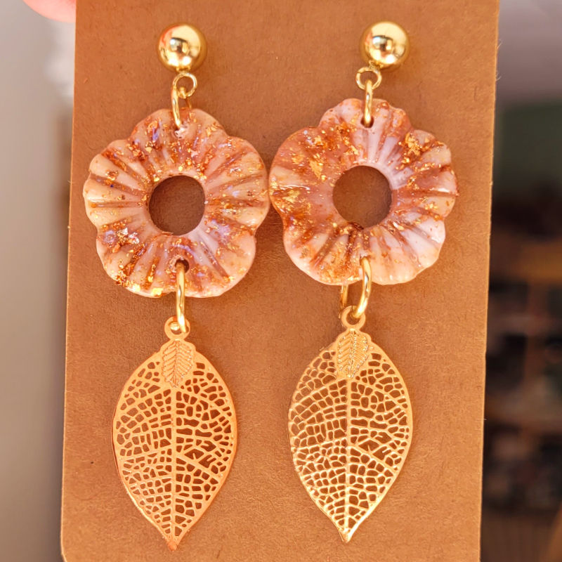 Boucles d'oreilles clou boule doré pampille fleur striée beige rosé cuivré et feuille acier rosé cuivré