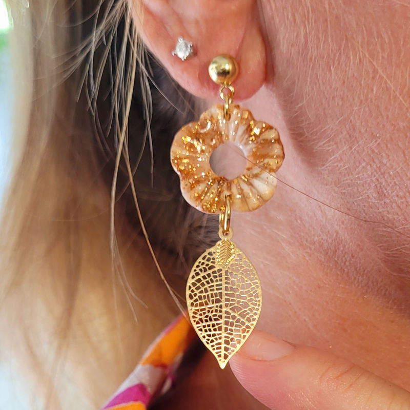 Boucles d'oreilles clou boule doré pampille fleur striée beige rosé cuivré et feuille acier rosé cuivré