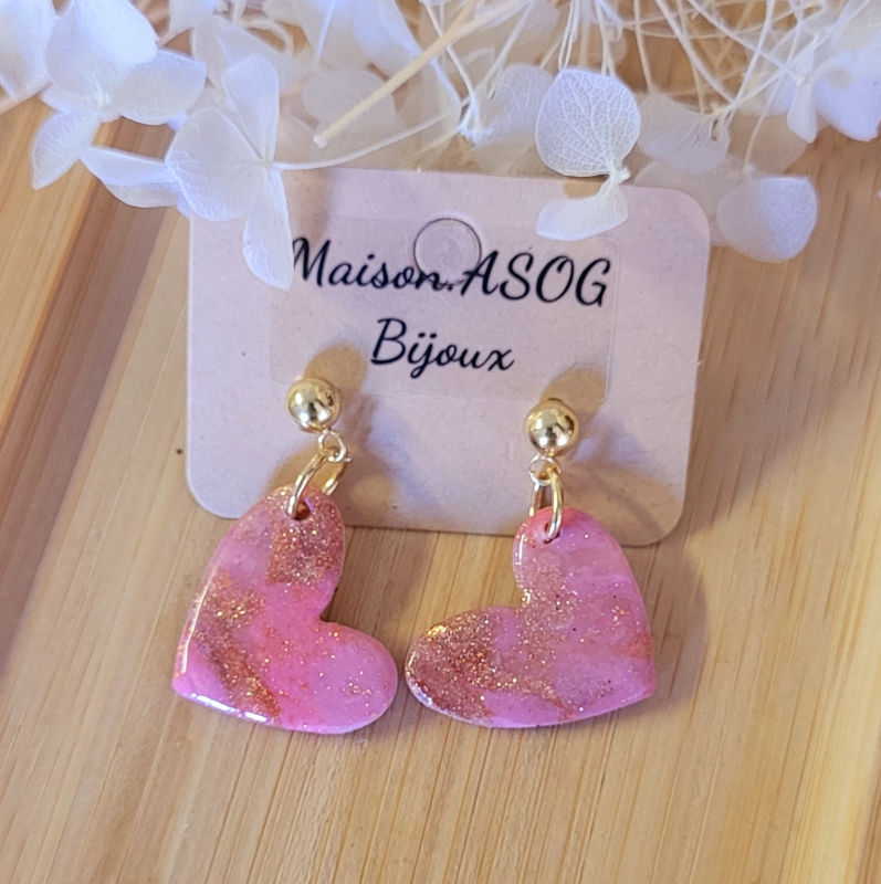 Boucle d'oreille clou boule doré Coeur asymétrique marbré rose pailleté