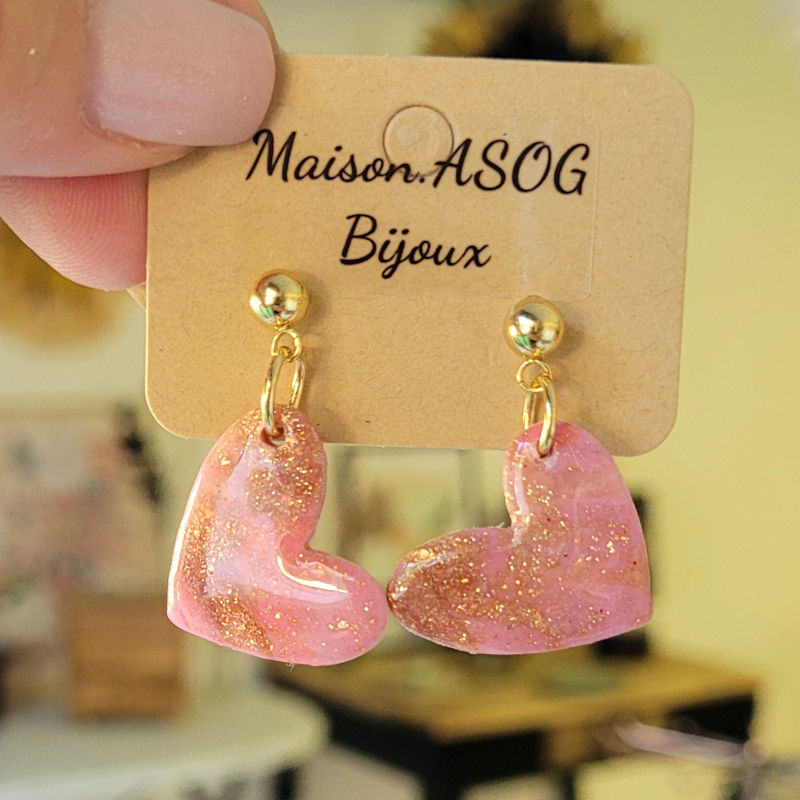 Boucle d'oreille clou boule doré Coeur asymétrique marbré rose pailleté