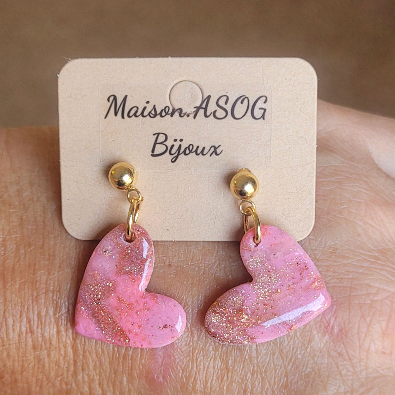 Boucle d'oreille clou boule doré Coeur asymétrique marbré rose pailleté