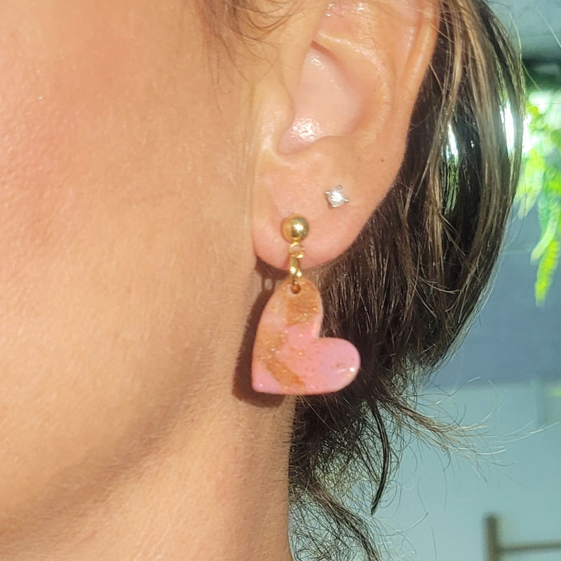 Boucle d'oreille clou boule doré Coeur asymétrique marbré rose pailleté