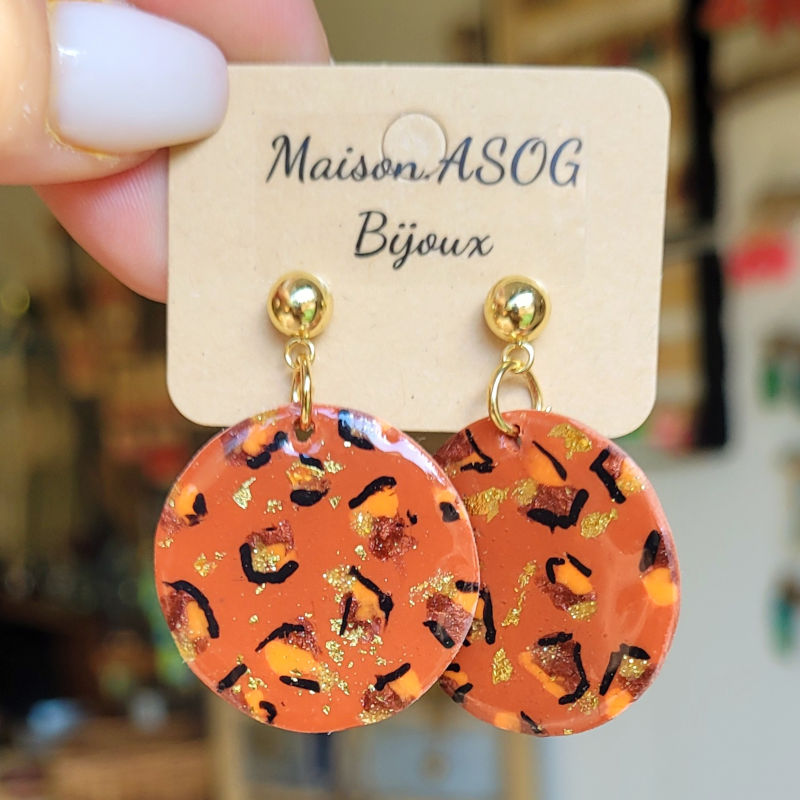 Boucles d'oreille clou boule dorée et pampille Romy Léopard terracotta caramel orange et doré