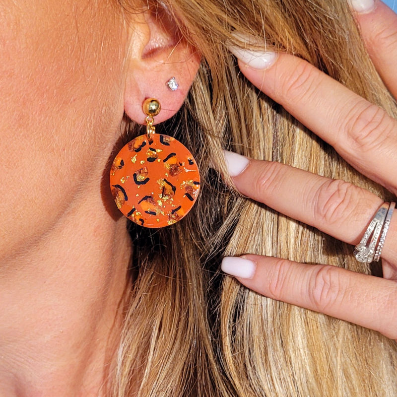 Boucles d'oreille clou boule dorée et pampille Romy Léopard terracotta caramel orange et doré