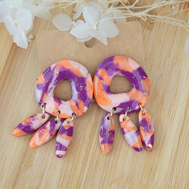 Boucles d'oreilles Couronne à trois pampilles marbré violine orange saumoné flashy rose pâle rosé cuivré