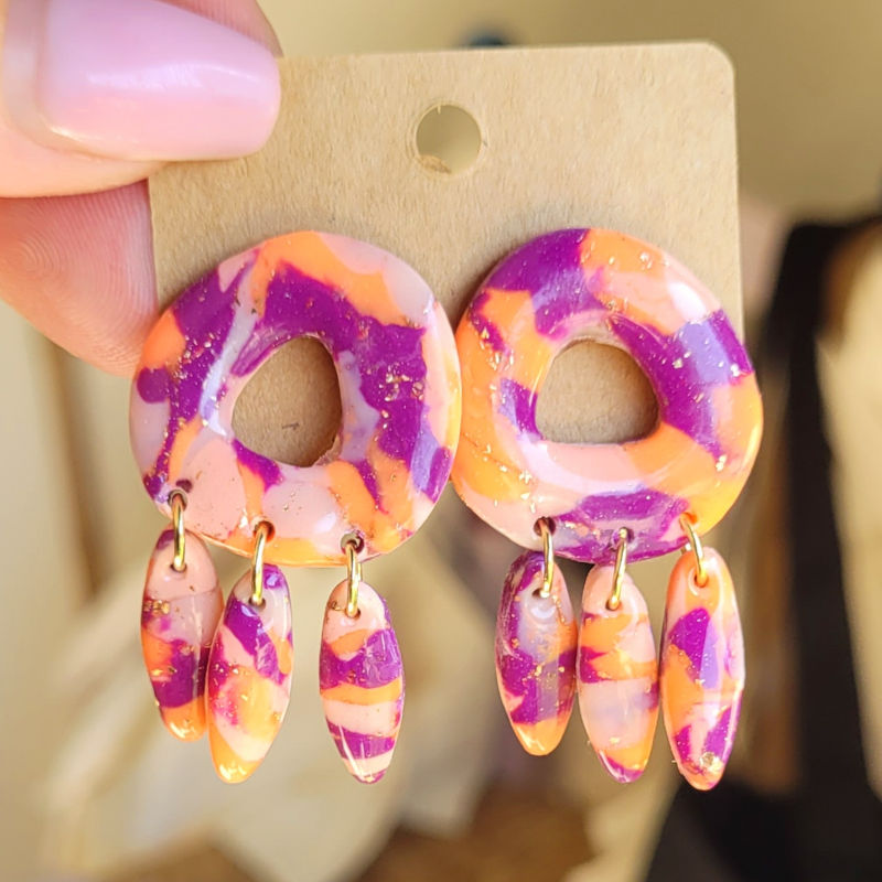 Boucles d'oreilles Couronne à trois pampilles marbré violine orange saumoné flashy rose pâle rosé cuivré