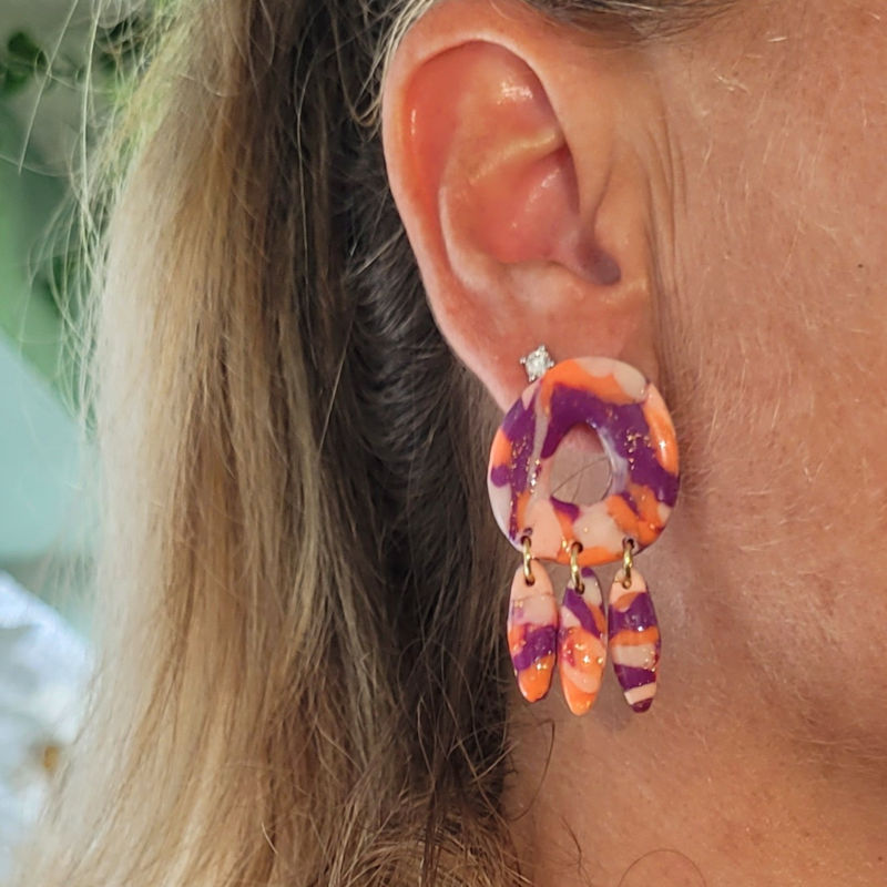 Boucles d'oreilles Couronne à trois pampilles marbré violine orange saumoné flashy rose pâle rosé cuivré