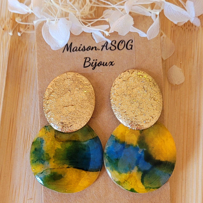 Boucles d'oreille clou acier doré martelé ovale et pampille Romy effet tortoise bleu jaune vert