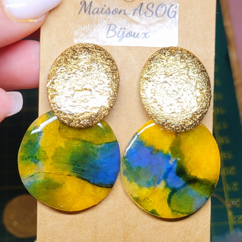 Boucles d'oreille clou acier doré martelé ovale et pampille Romy effet tortoise bleu jaune vert