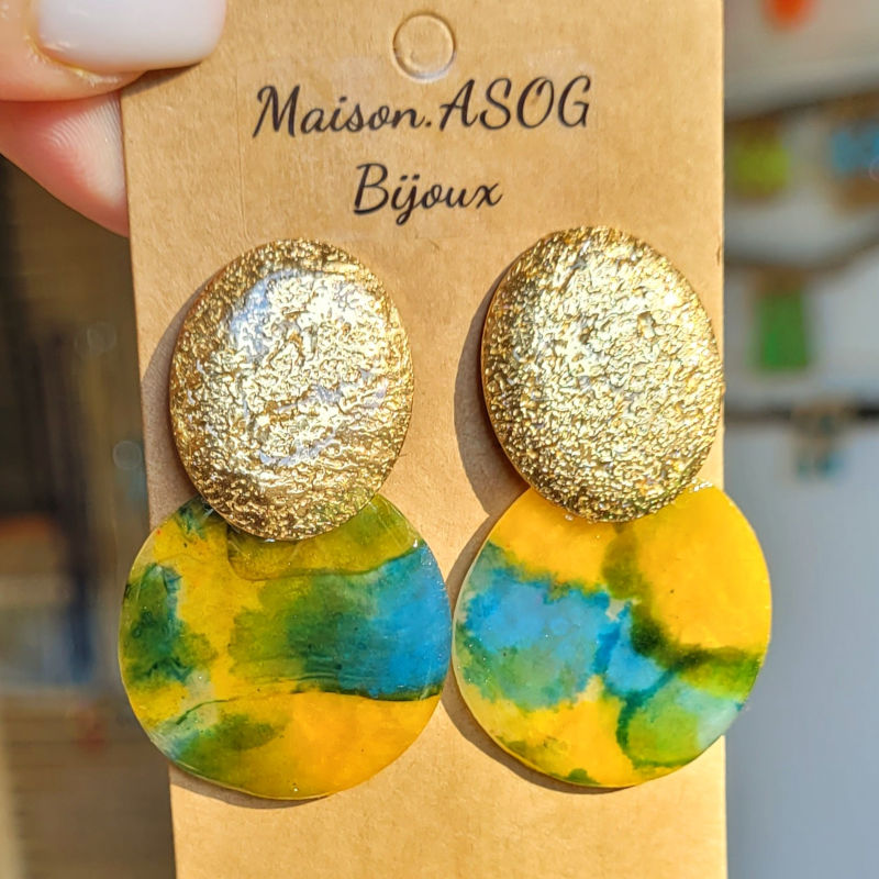 Boucles d'oreille clou acier doré martelé ovale et pampille Romy effet tortoise bleu jaune vert