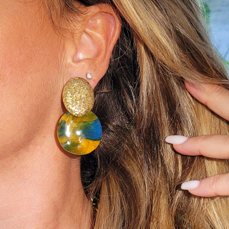 Boucles d'oreille clou acier doré martelé ovale et pampille Romy effet tortoise bleu jaune vert