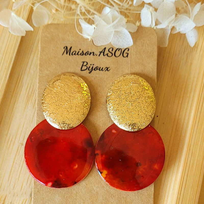Boucles d'oreille clou acier doré martelé ovale et pampille Romy effet tortoise rouge brique