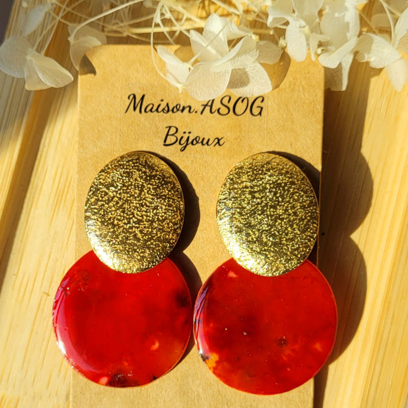 Boucles d'oreille clou acier doré martelé ovale et pampille Romy effet tortoise rouge brique