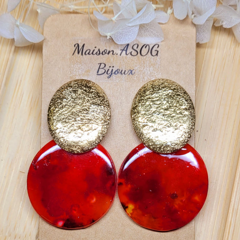 Boucles d'oreille clou acier doré martelé ovale et pampille Romy effet tortoise rouge brique