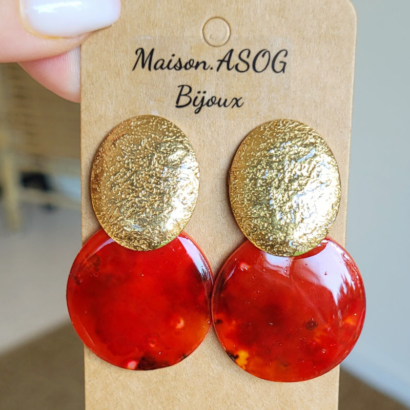 Boucles d'oreille clou acier doré martelé ovale et pampille Romy effet tortoise rouge brique