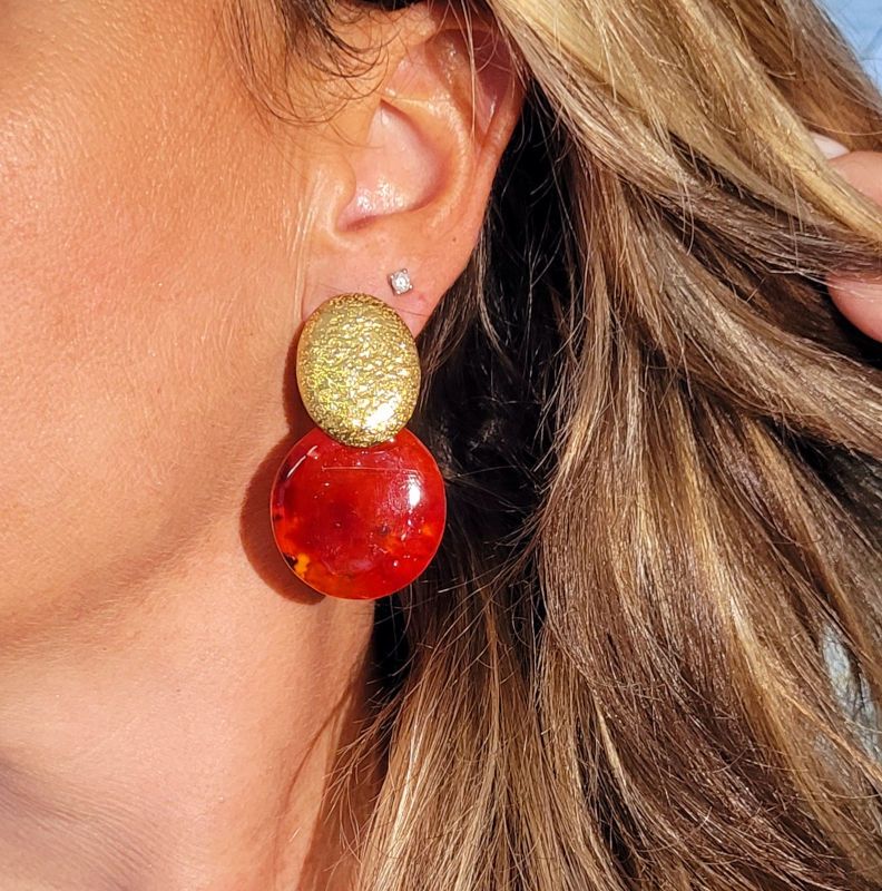 Boucles d'oreille clou acier doré martelé ovale et pampille Romy effet tortoise rouge brique