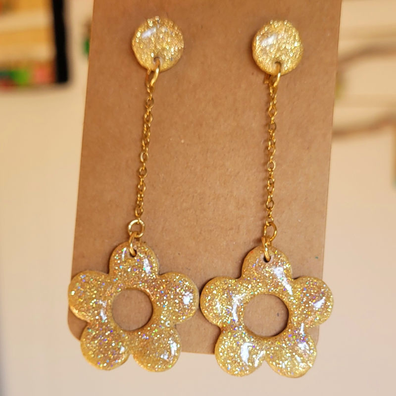 Boucles d'oreille Fleur pendante avec chaîne doré et paillette doré holographique