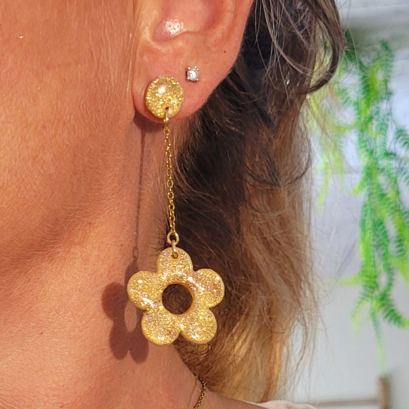 Boucles d'oreille Fleur pendante avec chaîne doré et paillette doré holographique