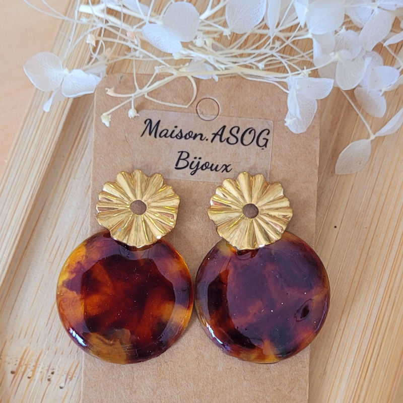 Boucles d'oreille clou pastille striée ajourée dorée et pampille Romy tortoise marron et orangé