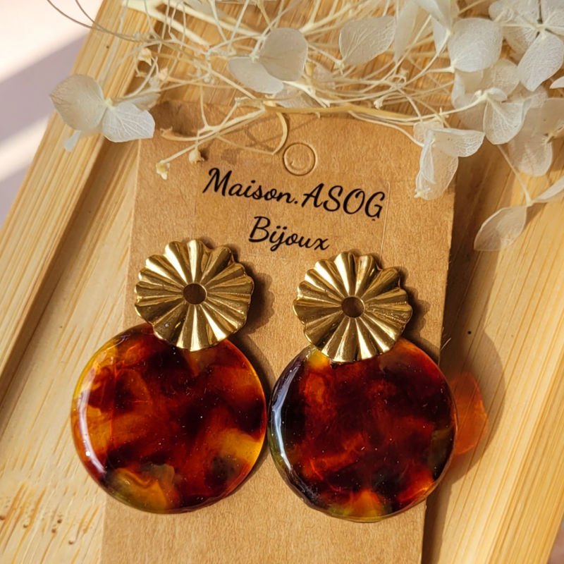 Boucles d'oreille clou pastille striée ajourée dorée et pampille Romy tortoise marron et orangé