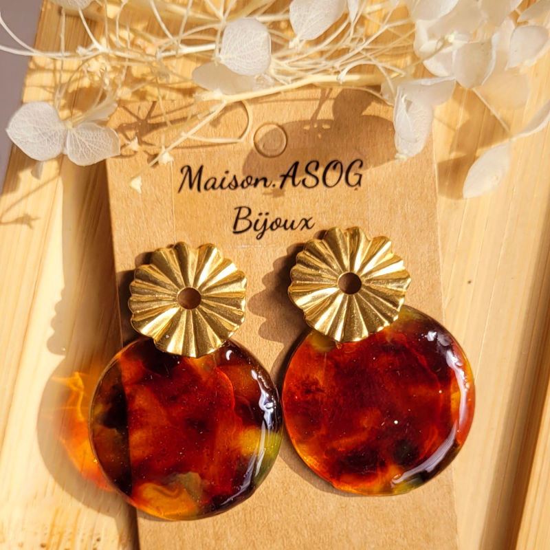 Boucles d'oreille clou pastille striée ajourée dorée et pampille Romy tortoise marron et orangé