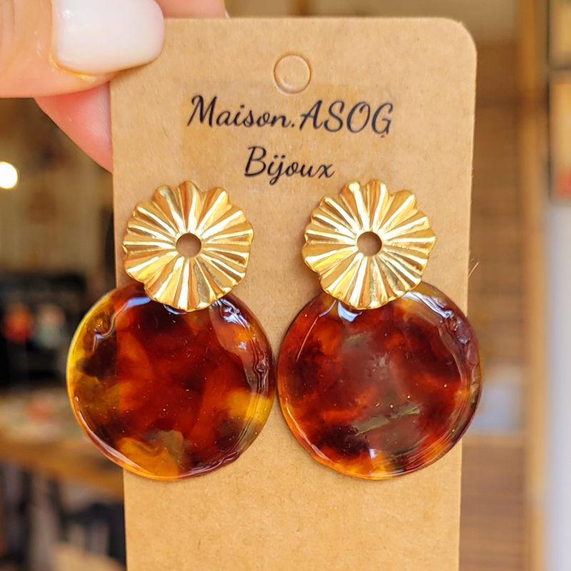 Boucles d'oreille clou pastille striée ajourée dorée et pampille Romy tortoise marron et orangé