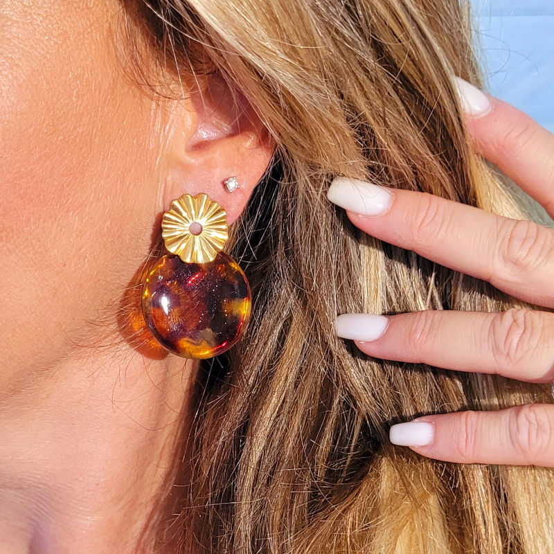 Boucles d'oreille clou pastille striée ajourée dorée et pampille Romy tortoise marron et orangé