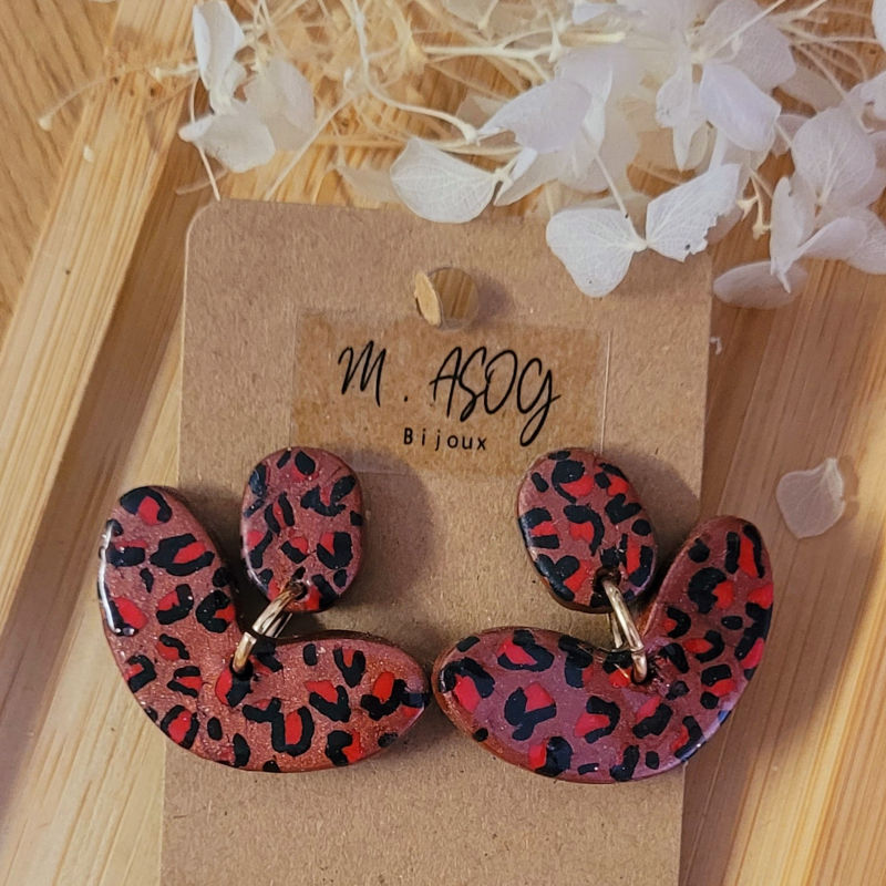 Boucles d'oreille pastille ovale et pampille croissant léopard caramel rouge