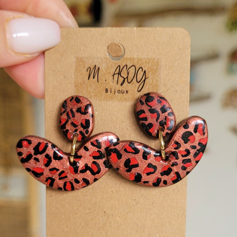 Boucles d'oreille pastille ovale et pampille croissant léopard caramel rouge