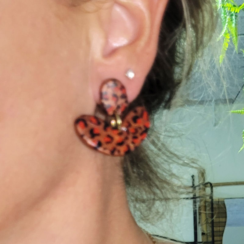 Boucles d'oreille pastille ovale et pampille croissant léopard caramel rouge