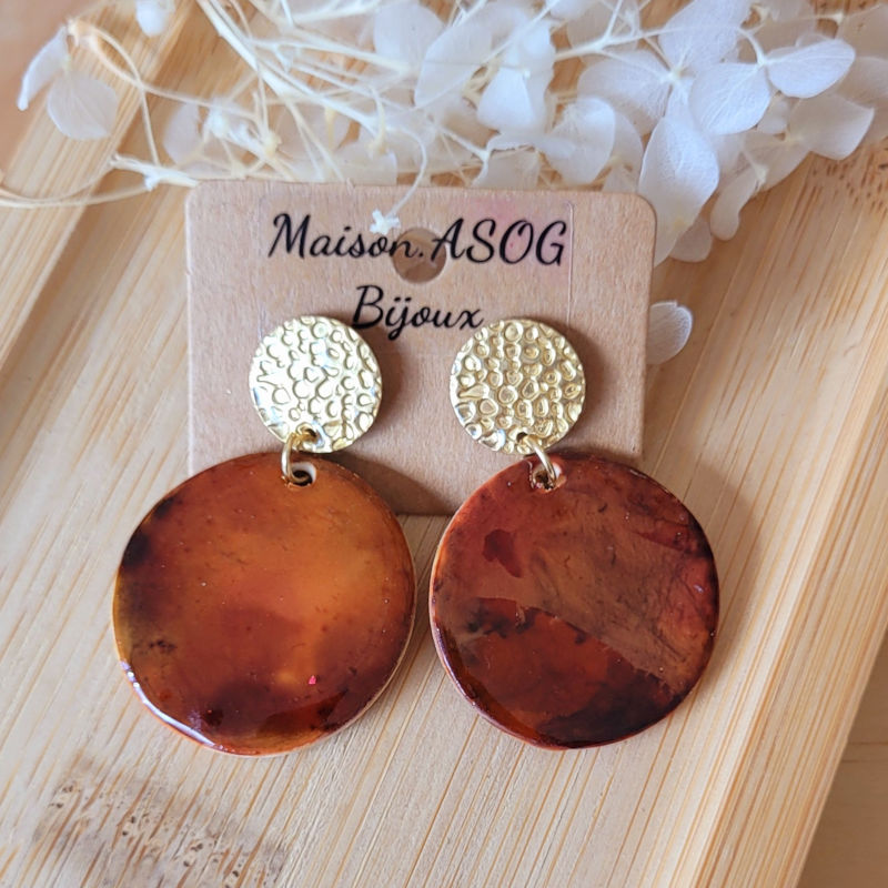 Boucles d'oreille clou pastille dorée martelée et pampille Romy tortoise marron caramel