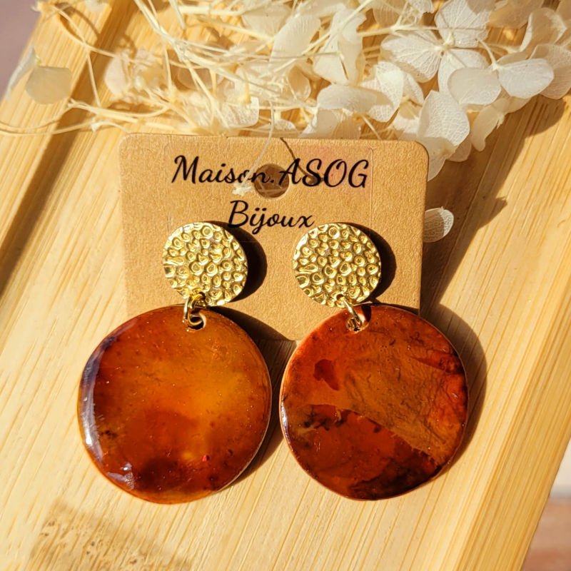 Boucles d'oreille clou pastille dorée martelée et pampille Romy tortoise marron caramel