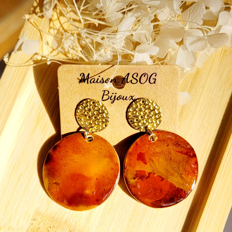 Boucles d'oreille clou pastille dorée martelée et pampille Romy tortoise marron caramel